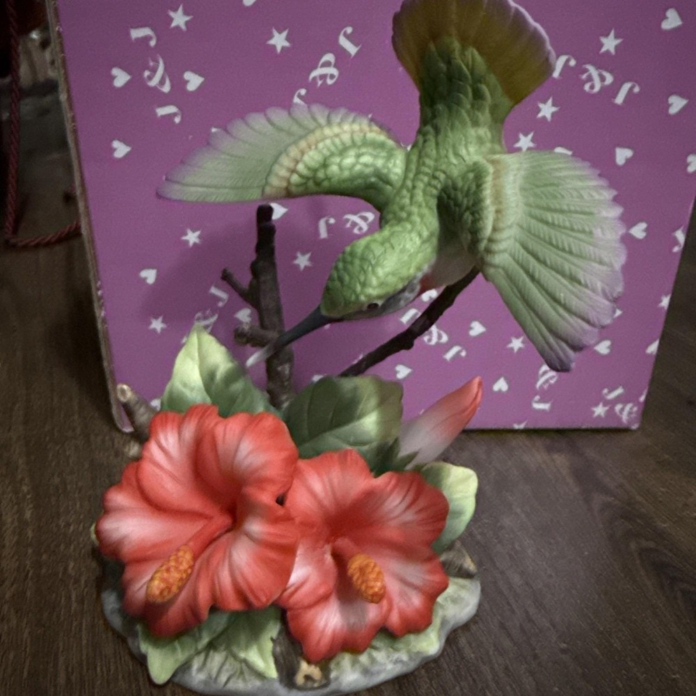 VTG porcelain iris and hummingbird figurine unmarked / Original Box